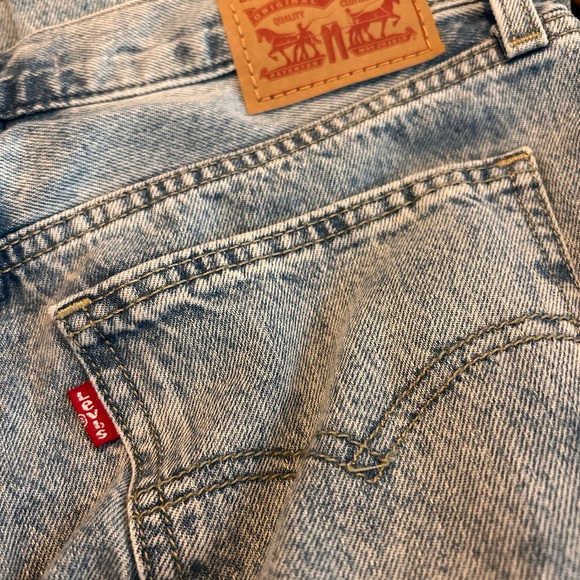 28 Levi’s Low Pro Straight Leg Denim Jeans Women’s Light Blue Gray Acid Wash - Picture 4 of 11